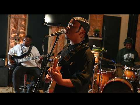 Mzizi Khulile (Live Performance)